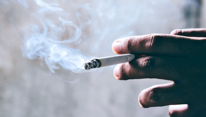 Kaq dënohesh nëse kapesh duke pirë duhan në ambientet e mbyllura