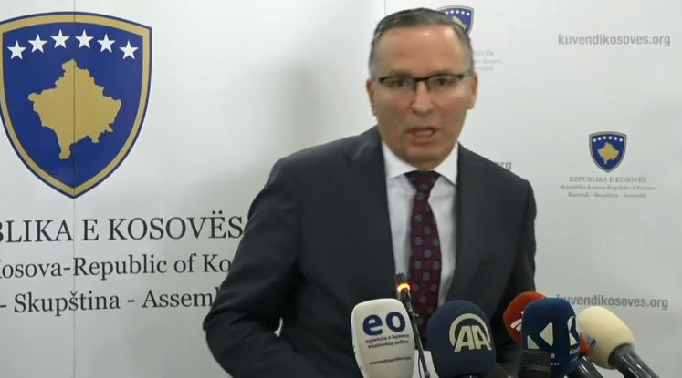 PDK bojkoton mbledhjen e Kryesisë së Kuvendit: Vjosa Osmani ta kthen foton e Thaçit në vend të vet