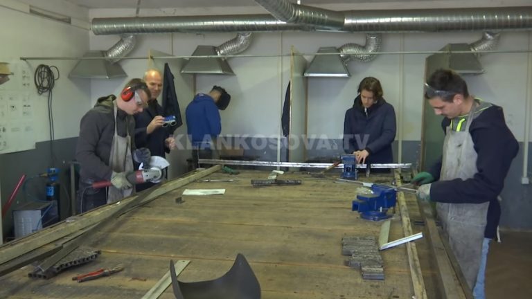 Vushtrria ua jep nga 100 euro bursë salduesve të rinj (VIDEO)