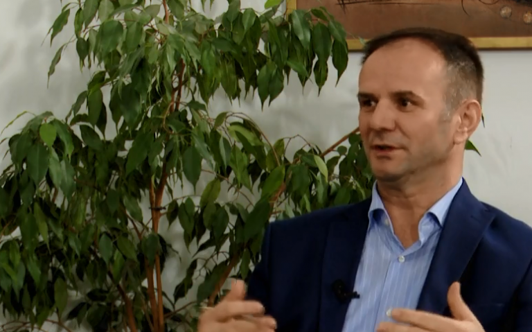 Hajredin Kuçi: Në shkollë fillore dhe në të mesmen i kam pas krejt 5-she