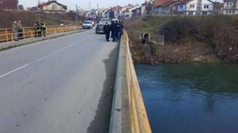 Vdes një 20 vjeçar në Gjakovë, bie në lumin Erenik me veturë