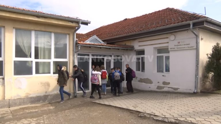 Mësuesi e qeth nxënësin në klasë (VIDEO)