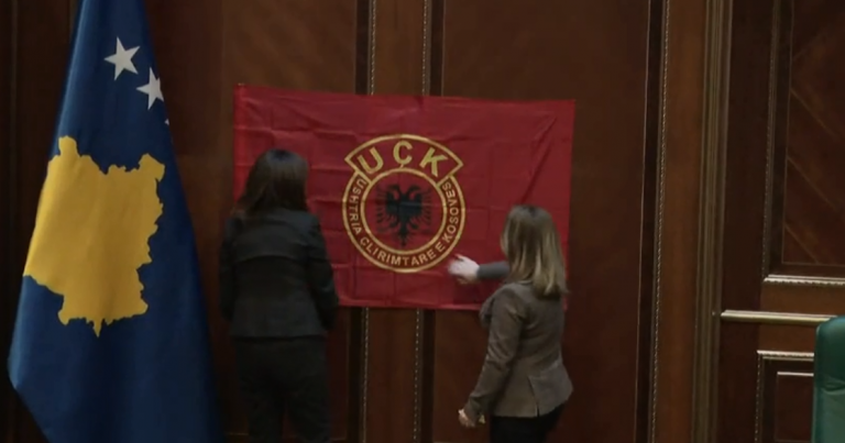 Deputetet e PDK-së vendosin flamurin e UÇK-së në Kuvend