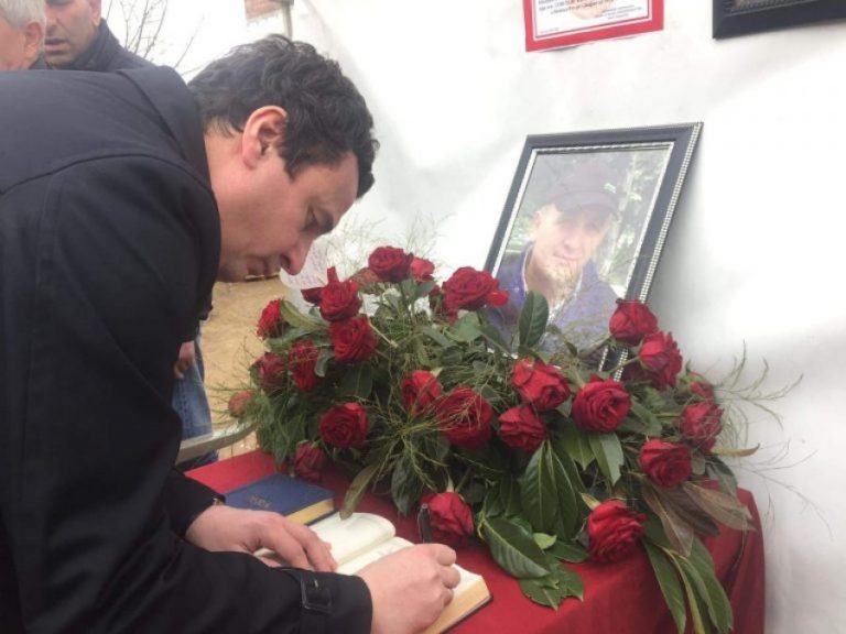 Albin Kurti shkon për ngushëllime tek familja e Qerim Kelmendit