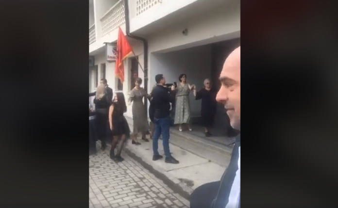 Kosovarin nga Peja nuk e ndal as coronavirus për të marrë nuse