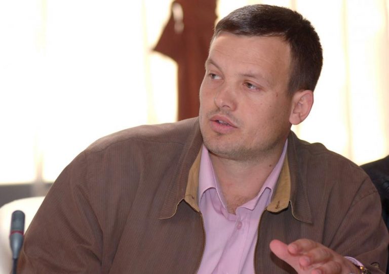 Shpërthen gazetari Zhabari: Mos bëni panik, as në kohë lufte nuk kemi mbetur pa bukë