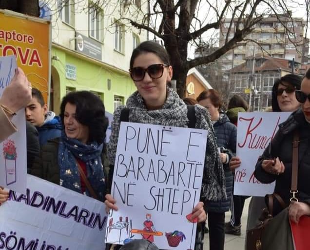 Mitrovicë: Drejtoresha Sylejmani së bashku vajzën e vogël në marshim për ditën ndërkombëtare të gruas