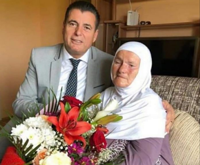 Bahtiri me fjalë dhe foto emocionuese i uron nënës 8 marsin