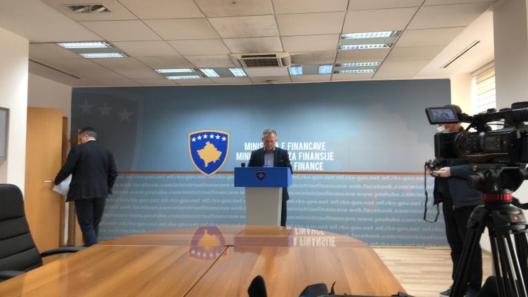 Qeveria ndihmon kompanitë në mbulimin e pagave të punëtorëve për dy muaj