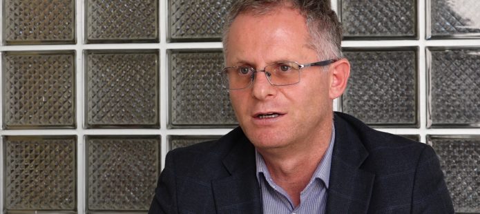 Bislimi thotë se nuk ka vend për Agim Veliun sërish në Qeveri: Kurti s’i nënshtrohet kurrfarë afati kohor