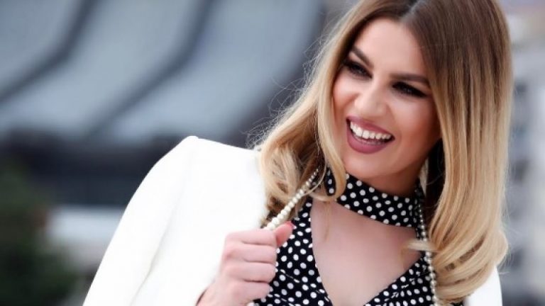 Leonora Jakupi befason me paraqitjen e fundit, duket si të ishte 20 vjeç