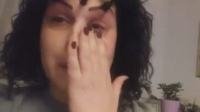 Aktorja kosovare qan si fëmijë para kameres: Kush na mallkoi, këta politikanë nuk janë në tokë të bukës