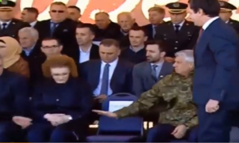 “Hajde këtu, hajde”, Thaçi e ulë Vjosa Osmanin afër vetes