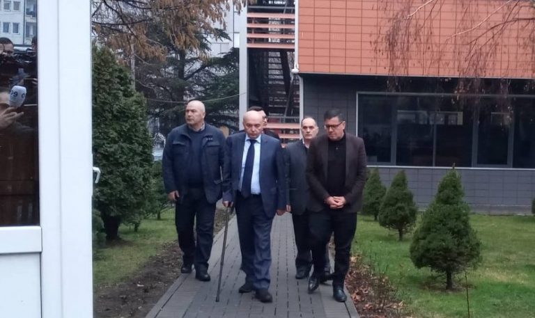 “Isa Mustafa e ka lëshuar takimin me Albin Kurtin, ka përplasje të madhe”