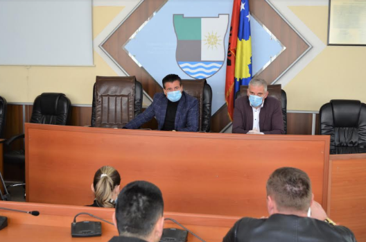 Me maskë në fytyrë, Agim Bahtiri merr një vendim më ndryshe, bllokon taksistët