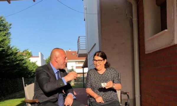 Haradinaj publikon një fotografi me nënën për 8 Mars