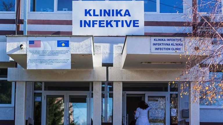I prekuri me koronavirus nga Vitia kërkon të lirohet: S’kam asgjë, s’mund të rri i mbyllun, i kam pulat në shtëpi