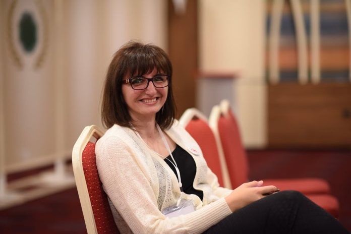 Veprim i jashtëzakonshëm: Mjekja kosovare e papunë, i del vullnetarisht në ndihmë të kolegëve të saj