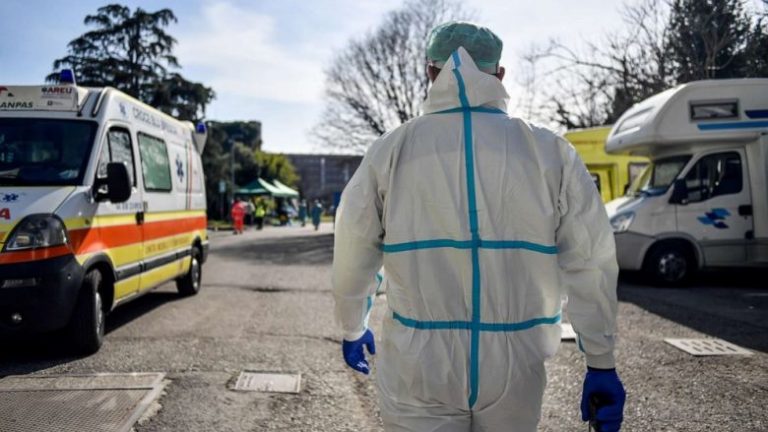 Pandemia nuk kurseu as mjekë e infermierë: 28 të vdekur e mbi 3 mijë të infektuar