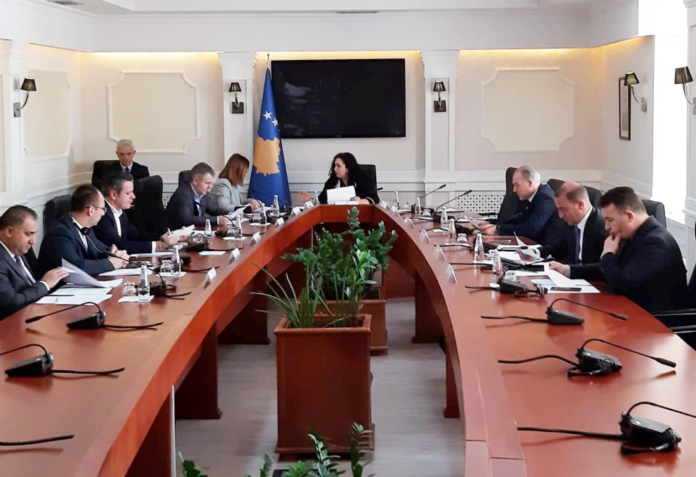 Shumica e Kryesisë së Kuvendit PRO seancës për rrëzimin e Kurtit, dalin në pauzë