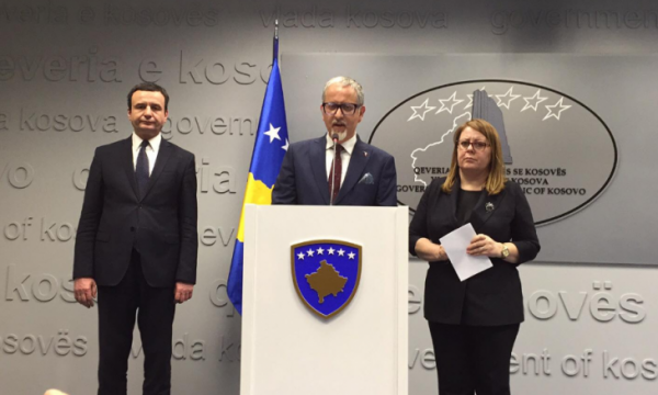 Ministri Vitia respekton thirrjen ezanit, nuk flet në konferencë deri përfundoj thirrja