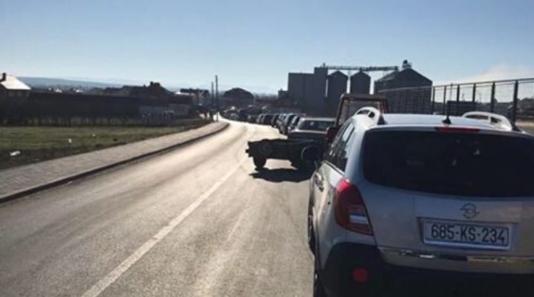 Kolona të gjata veturash për furnizim me miell te mulliri për në Bukosh të Vushtrrisë