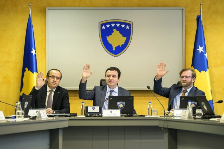 Vendimi i Shtetit: Mbyllen lokalet, kafiteritë, kompanitë private