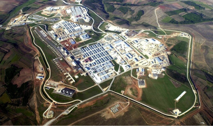 Shtohen sanksionet e Amerikës, ushtarët amerikanë nuk po ndihmojnë Vitinë për shkak të taksës