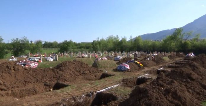 Si u infektuan 23 persona në një varrim? (Video)