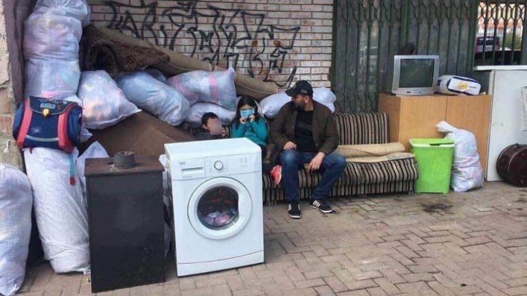 Familja që u dëbua në rrugë për mos pagesën e qerasë: Fëmijët i nxorrëm në rrugë, pronari na dha 3 ore për t’ia liruar banesën!