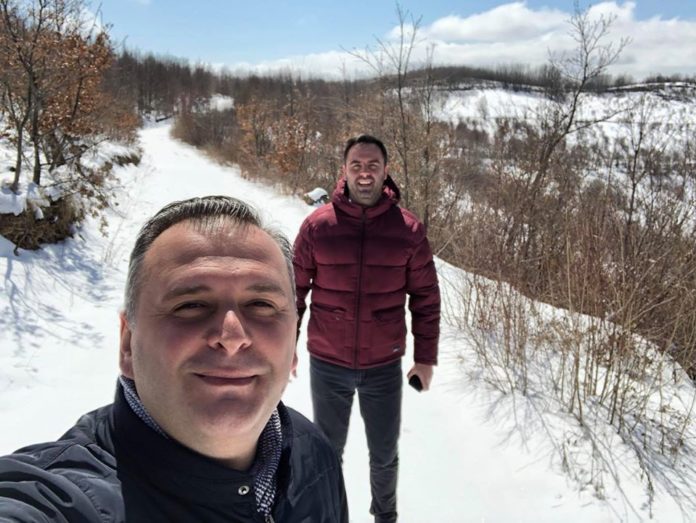 Pak relaks për ministrin Konjufca, shijon borën që mbuloi vendin