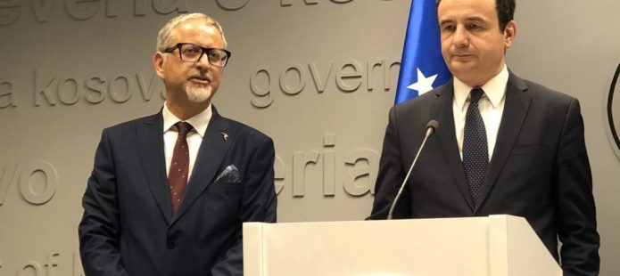 Kryeministri Kurti bashkë me ministrin Vitia në konferencë për media