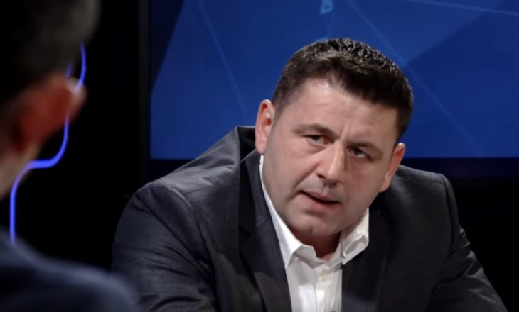 Bekë Berisha kritikon punën e ministrit Vitia: Po e lufton koronavirusin me do setra me nishane, e me syze