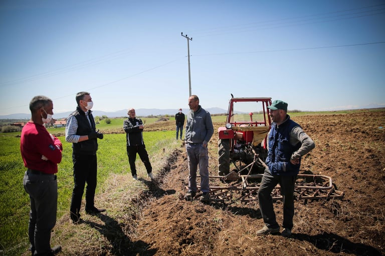 Veseli viziton fermerët në ara, siguron ata se pakoja 320 milionëshe do të miratohet