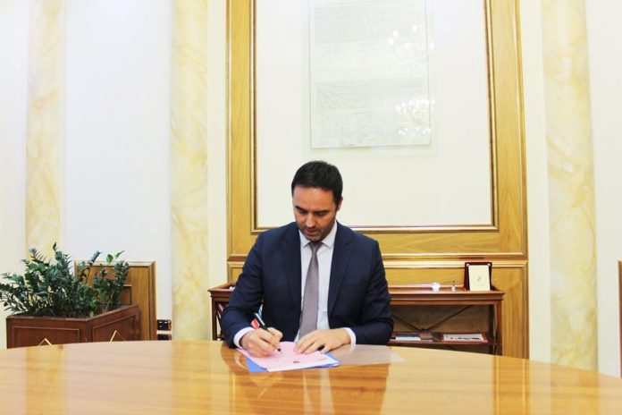 Konjufca e kap sërish “fshisën”, shkarkon Teuta Sahatqiun, djalin e Vlora Dumoshit dhe familjaren e Agim Çekut