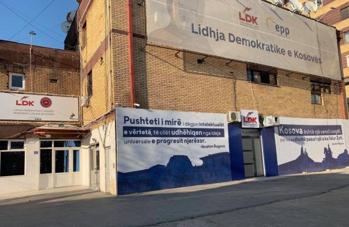 Sulmohen zyrat e LDK-së gjatë natës, u këputen kabllot e internetit