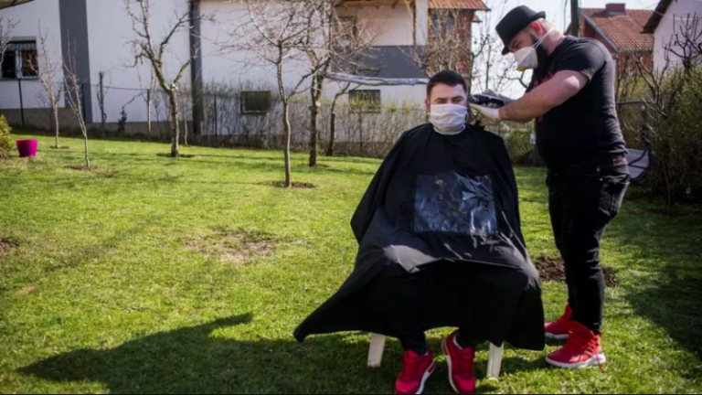 ‘Dërgojeni vendodhjen’: Ky është berberi kosovar që vjen në shtëpi t’iu heqë flokët