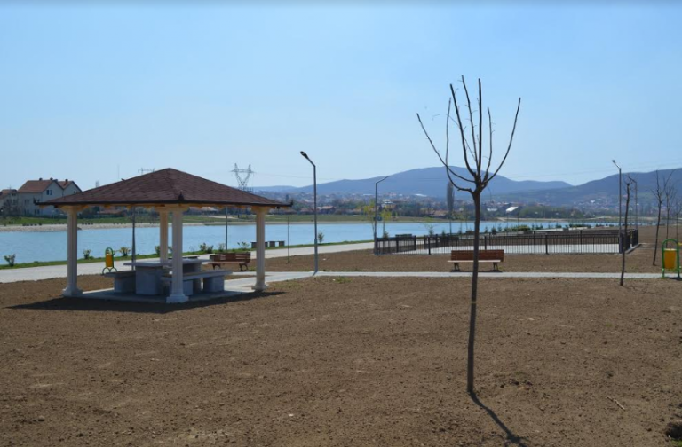Vazhdon rregullimi i sipërfaqeve gjelbëruese dhe rekreative përgjatë Liqenit Akumulues në Mitrovicë