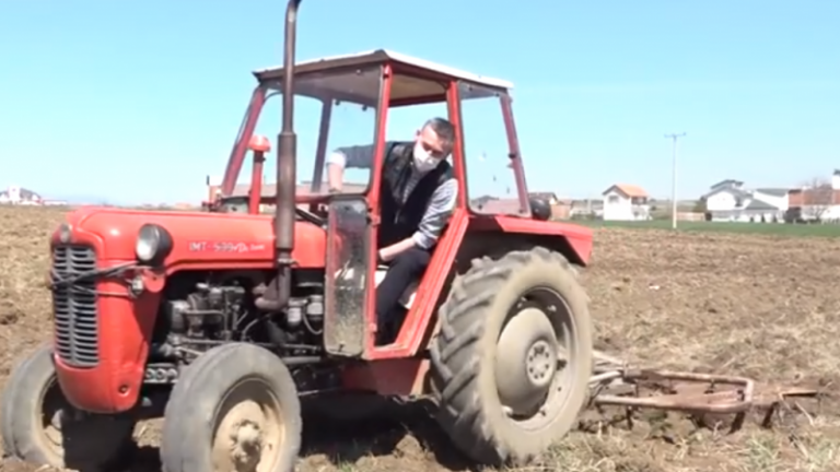 Kadri Veseli në rolin e ‘bujkut’, lëvron arën me traktor