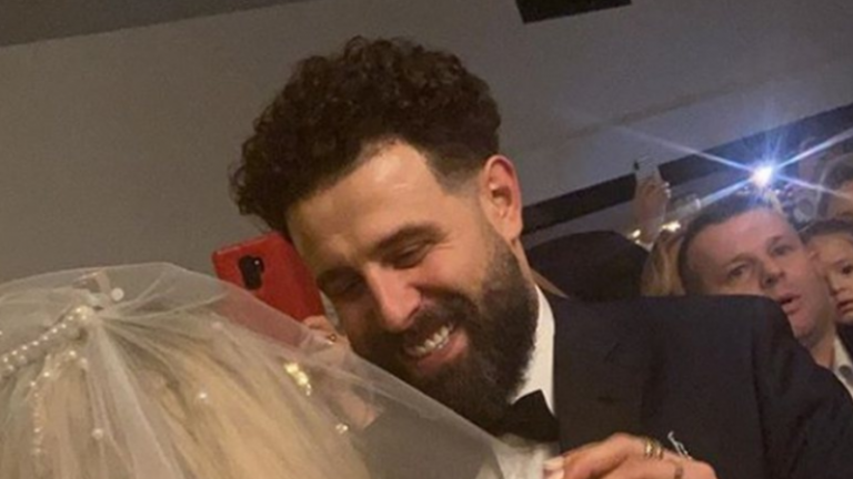 Mc Kresha më romantik se kurrë: Kështu e befason gruan