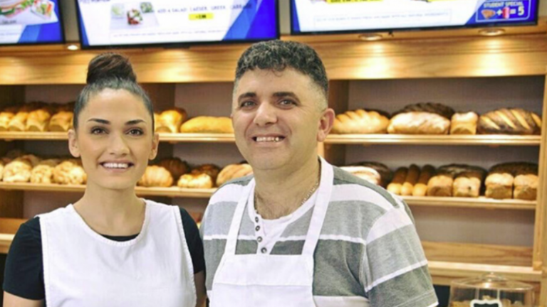 Kosovari në Kanadë mbulon faqet e mediave kanadeze: Shpërndan bukë falas për të moshuarit