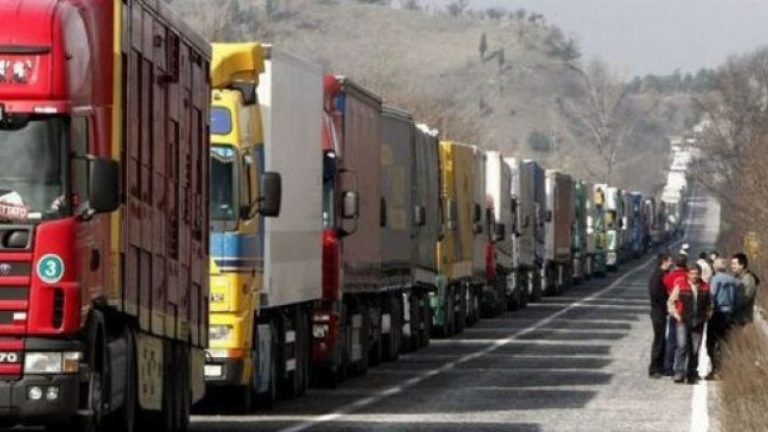 Ekskluzive: Serbia nuk lejon kamionët e Kosovës të dalin për t’u furnizuar me mallra ushqimore