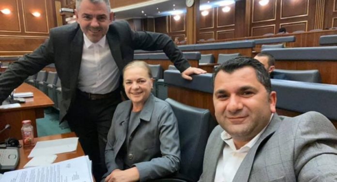 Deputeti i LDK-së nuk kursehet as në kohë pandemie, e quan ministrin Vitia amater