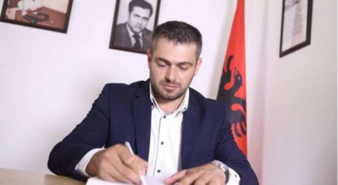 Djali i Ukshin Hotit, Albin Kurtit: Si djalë i një dëshmori të lus ta shkarkosh Shkelzen Gashin