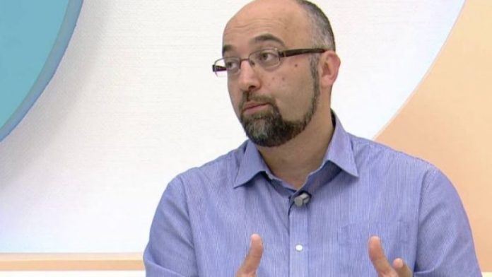 Mjeku kosovar: Do të rrimë gjatë në shtëpi, bëhuni gati