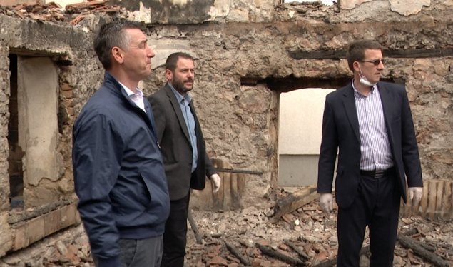 Veseli viziton xhaminë e djegur në Drenas: Monumentet duhet të ruhen