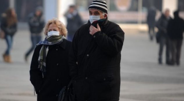 Nga nesër secili që del jashtë është i obliguar të vendos maskë