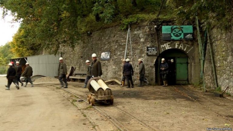 Punëtorët e Trepçës nuk i kanë marrë pagat: Dalin në protestë 300 persona, s’kanë maska mbrojtëse ndaj koronavirusit