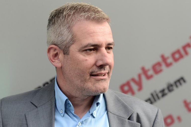 Vazhdon përplasja e Sveçlës me gjykatës e prokurorë: Nëse nuk e dini se Krivaqa ka 135 raste në polici, çfarë dini