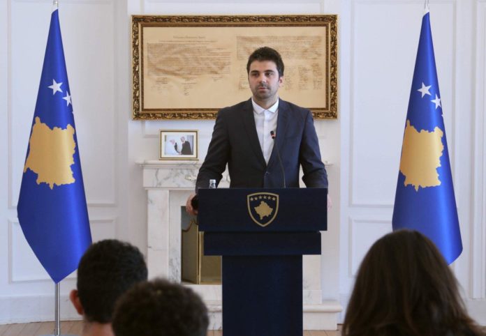 Këshilltari i Thaçit: Kurti e shkarkoi Veliun për t’i futur duart në dhomën e përgjimeve